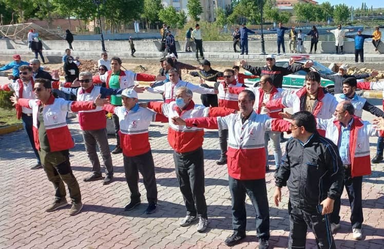 برگزاری همایش پیاده‌روی با خانواده توسط هلال احمری‌های اردبیل