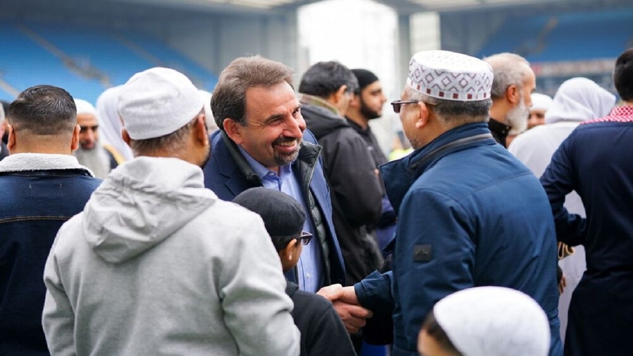 باشگاه انگلیسی از نمازگزاران عید فطر استقبال کرد + فیلم