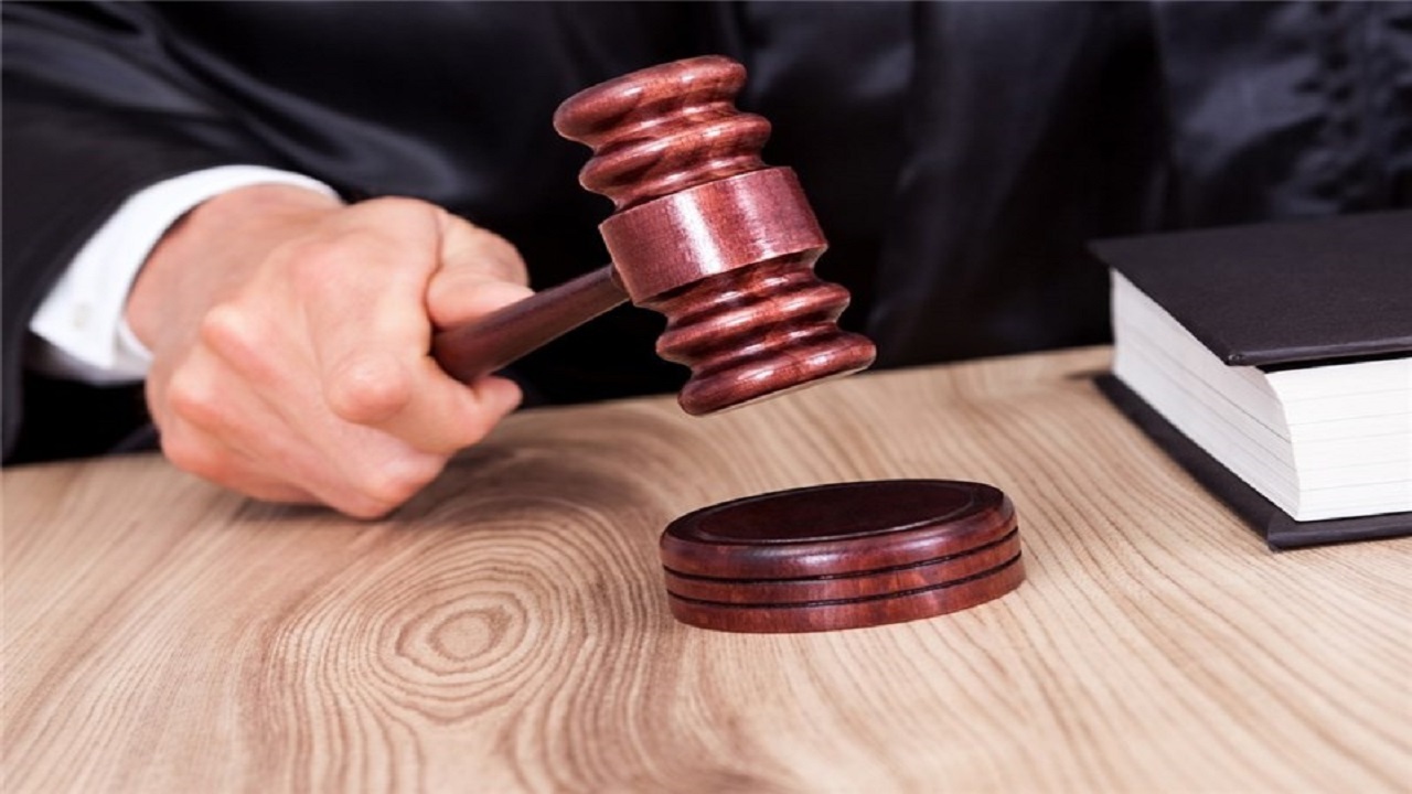 تیغ مجازات زیر گردن بانوی پیر، کهکشانی و آبی و اناری ها