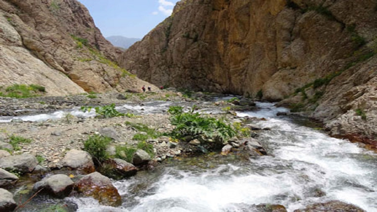 ساخت و ساز غیر مجاز جلوی کوهنوردان قد علم کرد