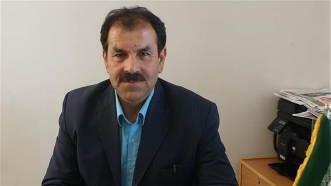 تماشاگران به محض ورود بازیکنان به زمین شروع به سنگ انداختن کردند