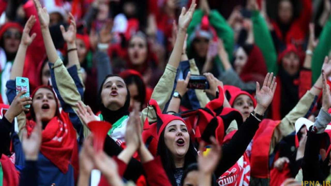 حضور بانوان در دیدار پرسپولیس- صنعت نفت آبادان/ تداوم آزادی در آزادی