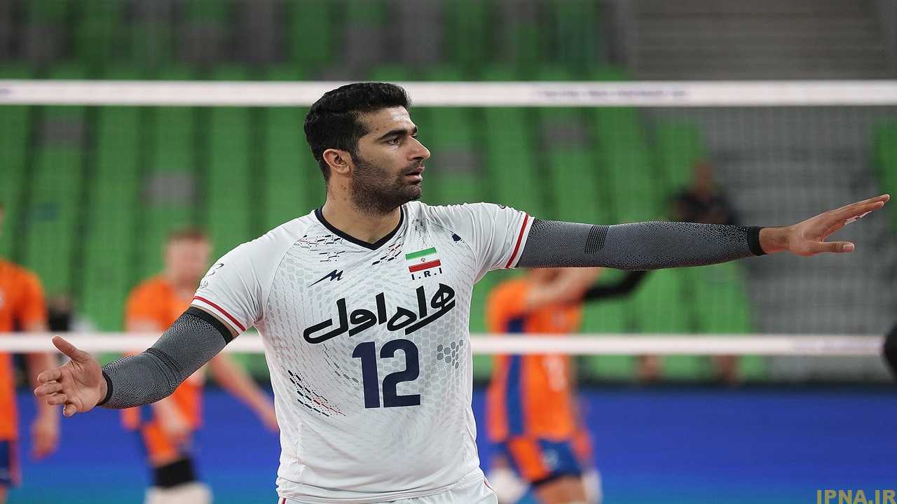 اسفندیار: تمام بازیکنان انگیزه بالایی دارند/ برای شاد کردن دل مردم یکدل شده‌ایم