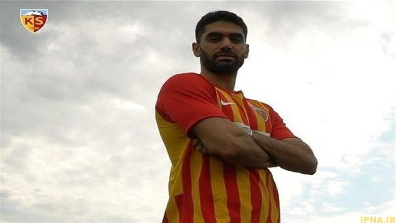 کریمی به دلیل مصدومیت نیمکت نشین شد /حسینی راهی تمرین تیم ملی شد