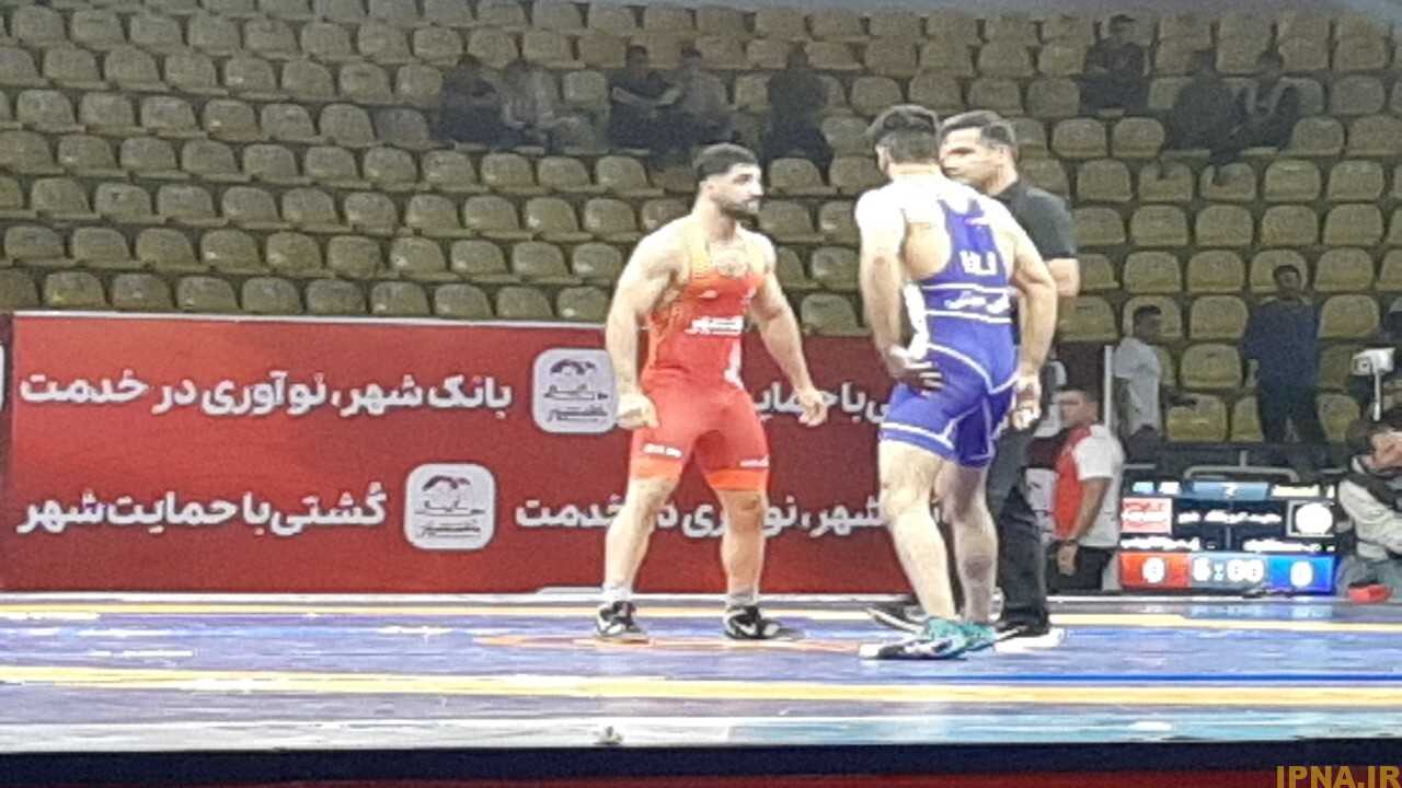 جدال قهرمانان جهان در نیمه نهایی لیگ برتر کشتی آزاد/ بانک شهر فینالیست شد