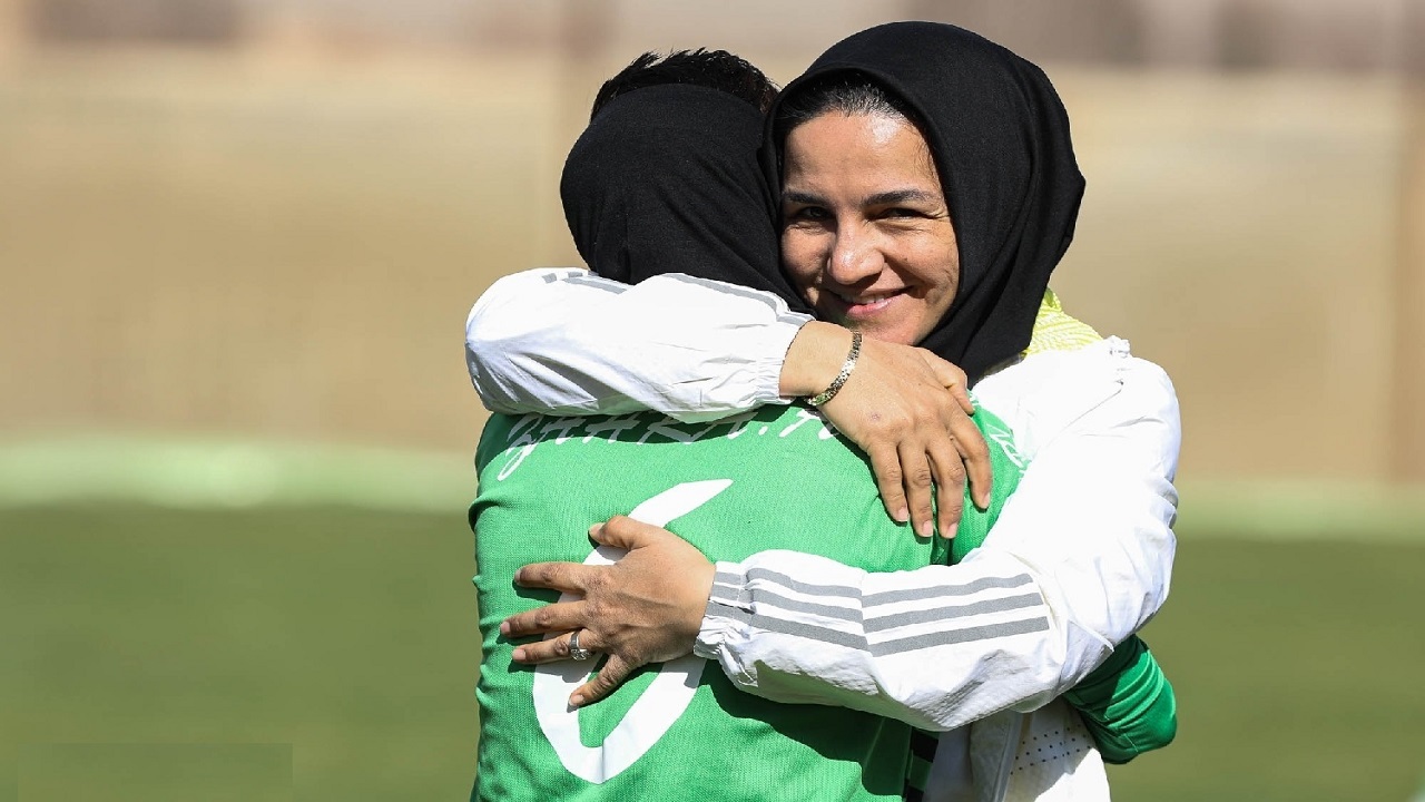 قهر بازیکنان فوتبال بانوان بعد از اخراج سرمربی