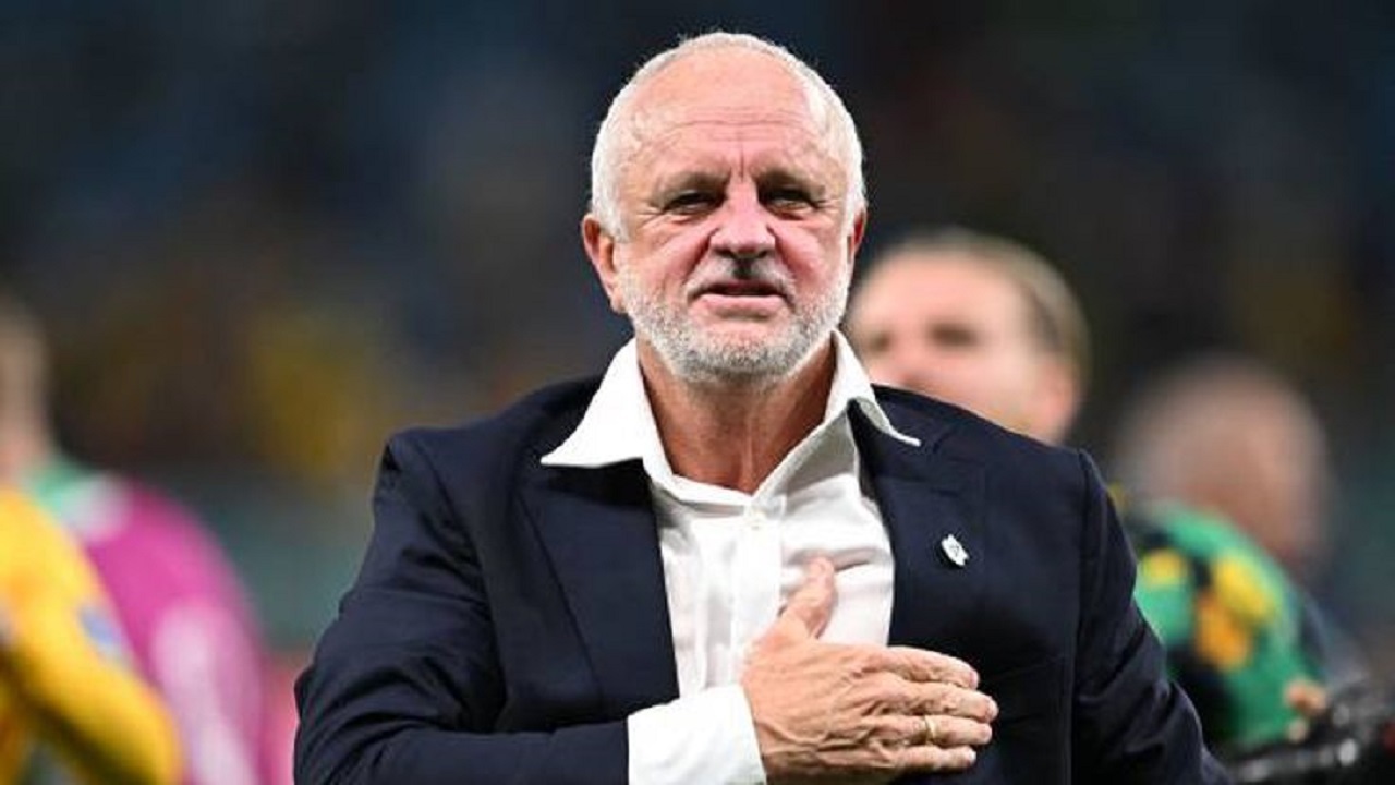 آرنولد سرمربی استرالیا ماند
