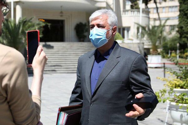 حمید سجادی از جایش بلند شد و راه رفت
