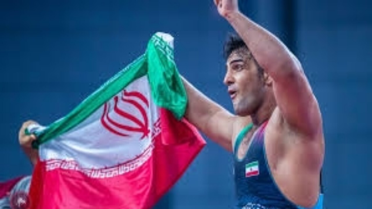 گفت و گوی جالب با قهرمان کشتی آسیا/ از اظهار نظر درباره محمد بنا، دبیر، سوریان، رنگرز و مادر تا رونالدو و مسی