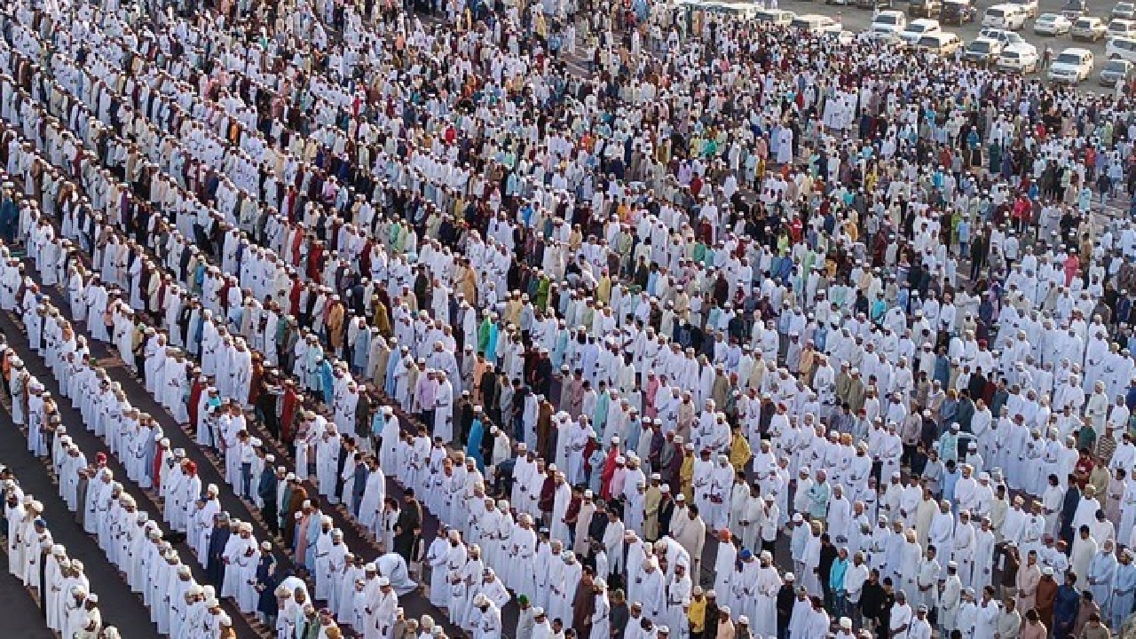 اقامه نماز عید سعید فطر در ورزشگاه‌های فوتبال