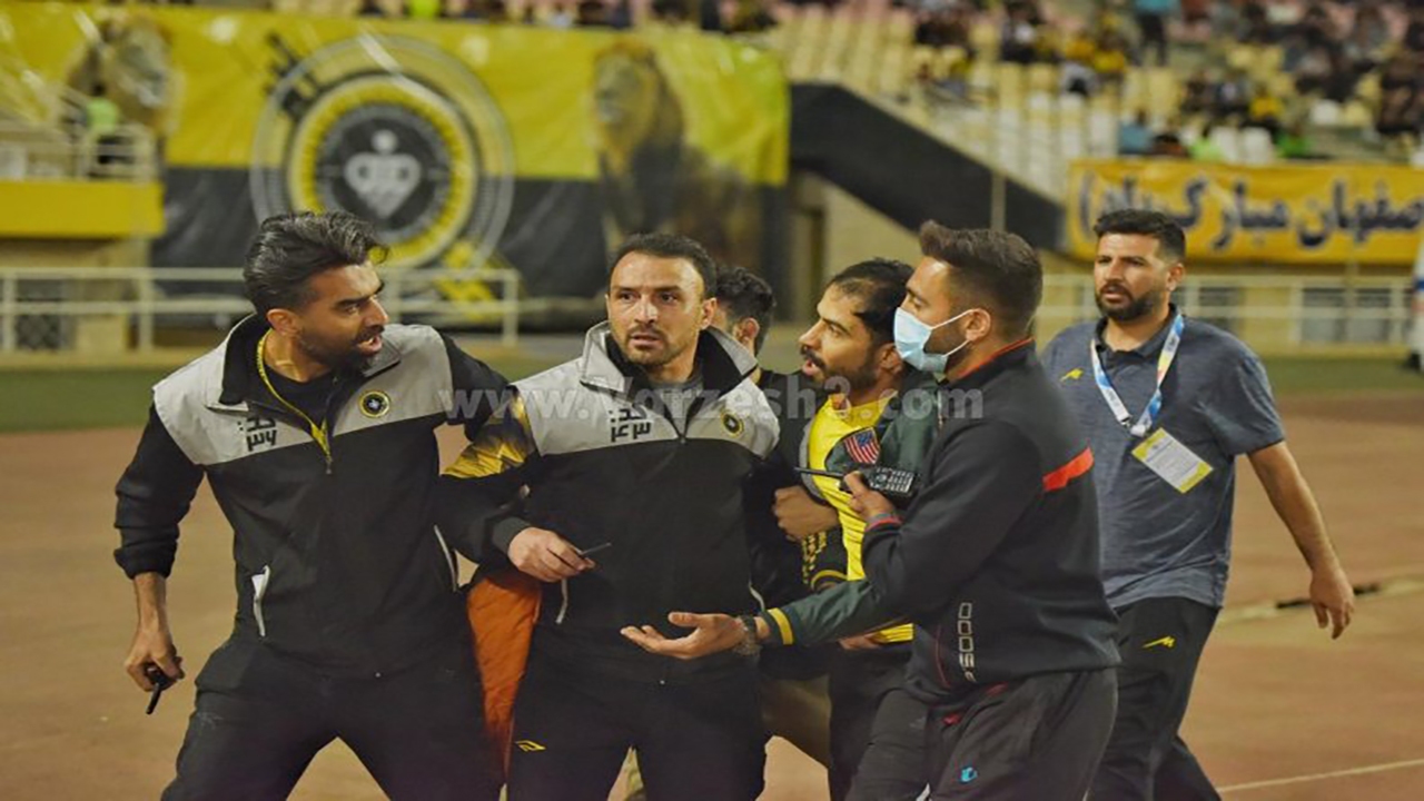 هواداران سپاهان لیزرانداز را تحویل دادند!