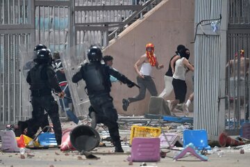 دستگیری هوادار اره برقی به دست در لیگ قهرمانان!