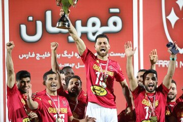 عکس | خوشحالی مهرداد میناوند از قهرمانی پرسپولیس