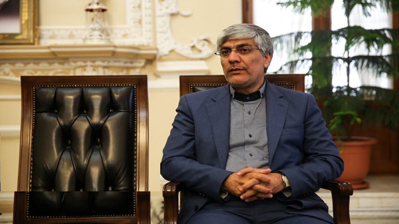 تبریک کیومرث هاشمی پس از قهرمانی ایران در کشتی فرنگی نوجوانان جهان