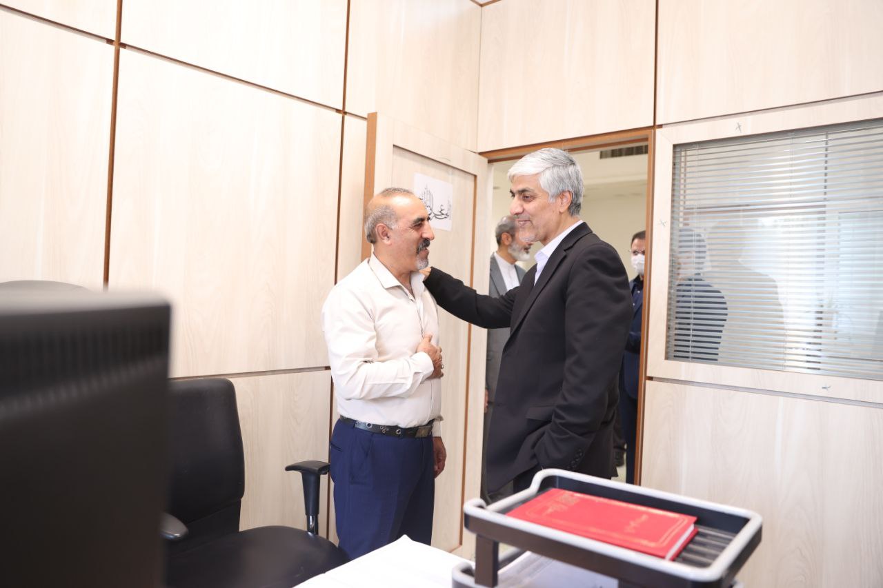 دیدار صمیمانه کیومرث هاشمی با کارکنان وزارت ورزش و جوانان
