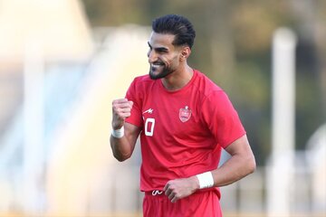 عکس‌| اعتراض خلاقانه یک پرسپولیسی؛ رونمایی از تصویر کبودی پا و لحظه پنالتی!