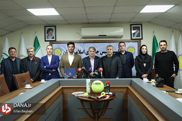 حضور عجیب مشاور وزیر در نشست خبری یک انجمن