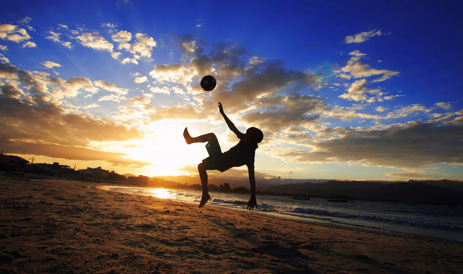Watch golazo masters and playmaking keepers in Dubai