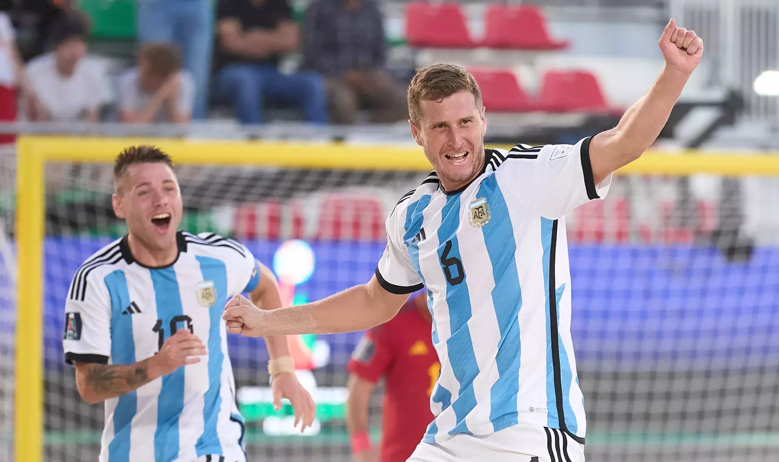 Late goals see Argentina down Spain