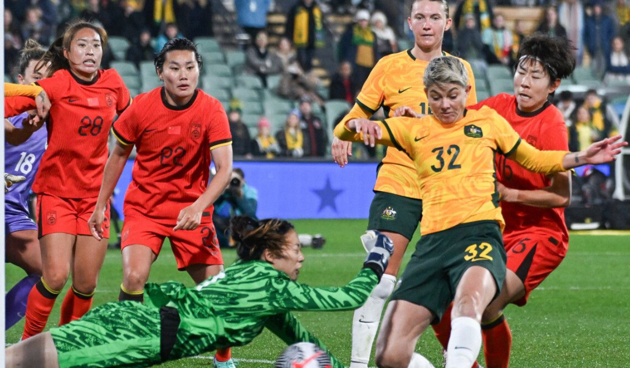 Australia fight back to share spoils with China PR