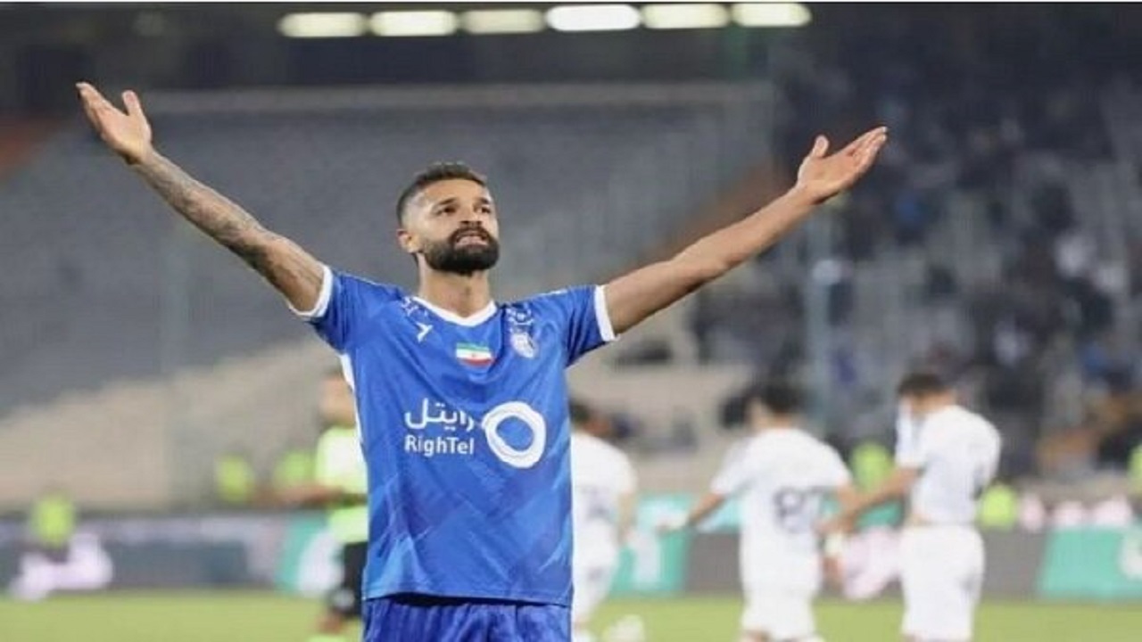 مدافع استقلال ۲ ساله تمدید کرد