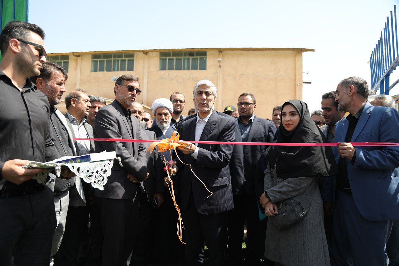گزارش تصویری از بازگشایی چمن ورزشگاه تختی بوئین زهرا در استان قزوین با حضور وزیر ورزش و جوانان