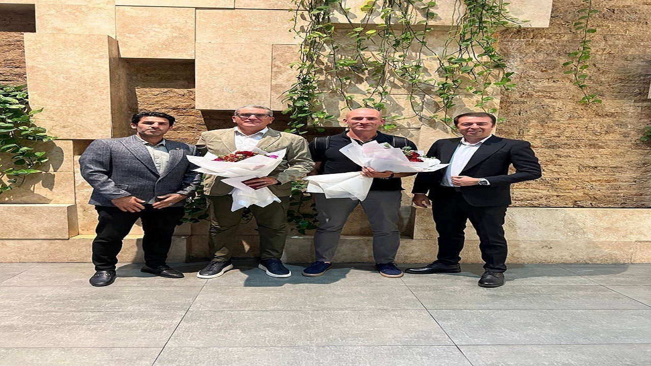سرمربی پرسپولیس ایران را ترک می‌کند