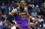 لبرون جیمز به دلیل درد سیاتیک حداقل یک ماه دور از میادین NBA خواهد بود