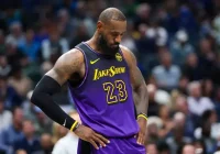 لبرون جیمز به دلیل درد سیاتیک حداقل یک ماه دور از میادین NBA خواهد بود