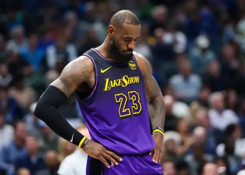 لبرون جیمز به دلیل درد سیاتیک حداقل یک ماه دور از میادین NBA خواهد بود