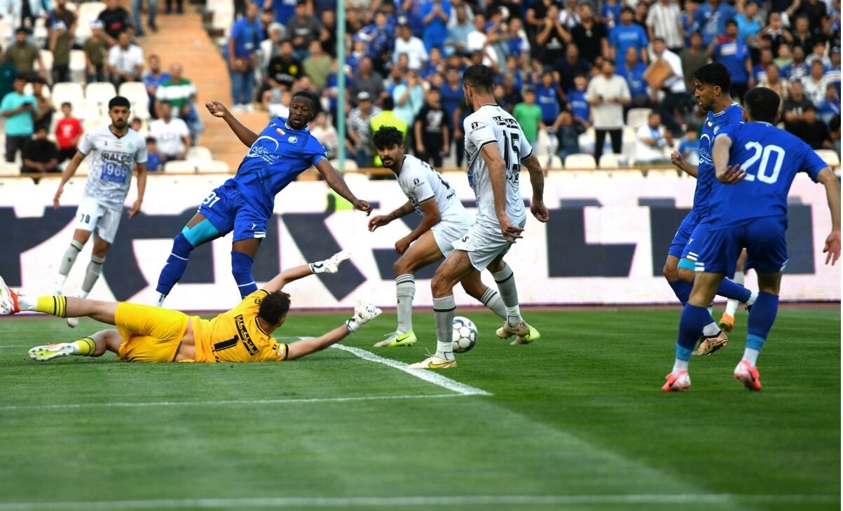 استقلال با برتری دو گله برابر آلومینیوم در نیمه اول به رختکن رفت