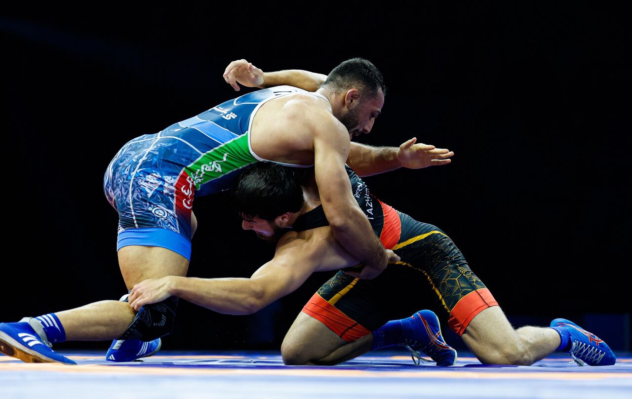 درخشش آذرپیرا در ریاض؛ طلای ارزشمند وزن ۹۷ کیلوگرم برای کشتی آزاد ایران