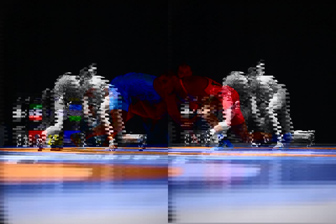 گام بلند عموزاد در راه طلای کشتی آزاد؛ مومنی در انتظار مبارزه/ درخشش ایران در روز نخست بازی‌های همبستگی