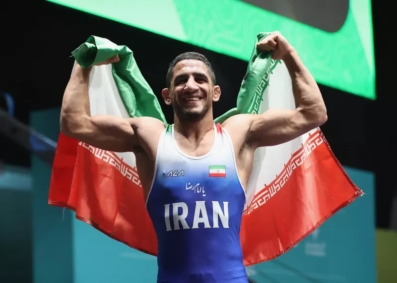 عموزاد با فنون ویرانگر بر رقیب تاجیکستانی غلبه کرد تا اولین طلای کشتی آزاد ایران در ریاض بدرخشد