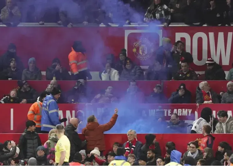 الدترافورد زیر سایه دود حادثه تلخ پرتاب دودزا علیه هواداران کم‌توان یونایتد بازتاب گسترده داشت