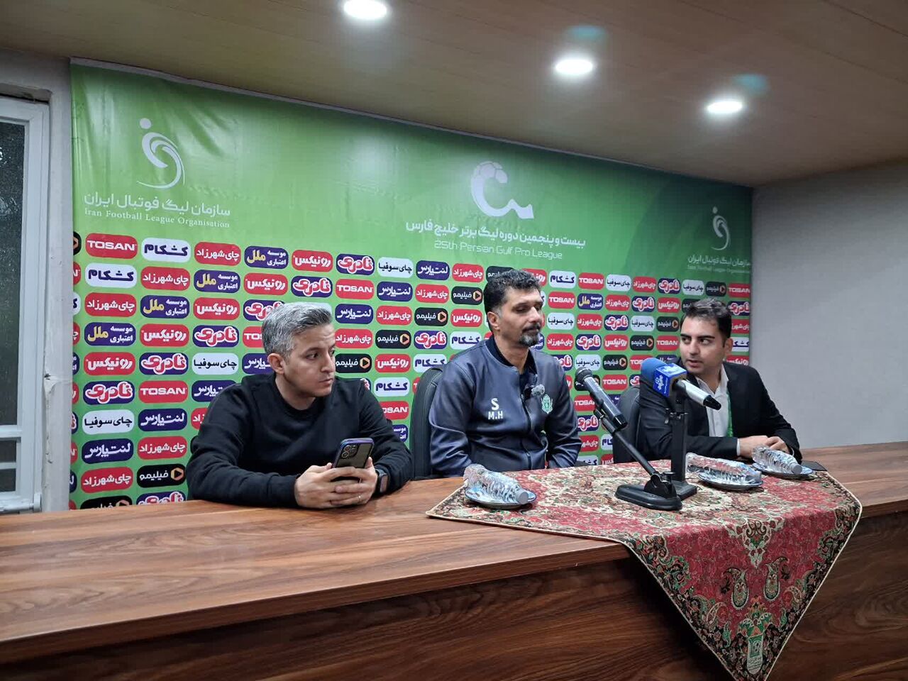 سرمربی آلومینیوم: با وجود شکست مقابل چادرملو، ناامید نمیشویم