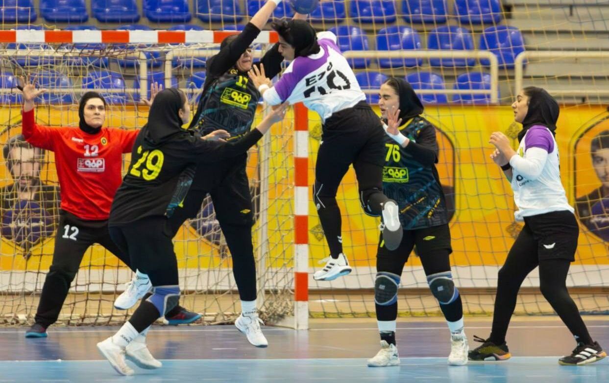 سنگ‌آهن بافق و سپاهان اصفهان صدرنشینان هفته چهارم لیگ برتر هندبال بانوان