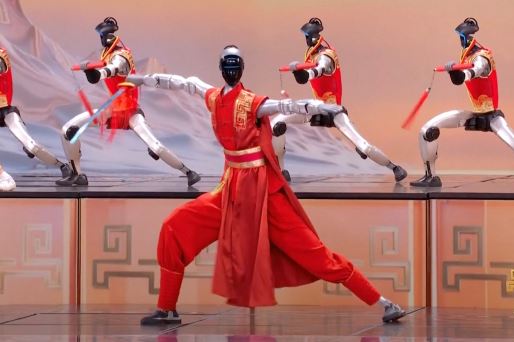 شگفتی‌سازان تکنولوژی در جشن بهار چین؛ رقص ربات‌های انسان‌نما با شمشیر و نانچاکو