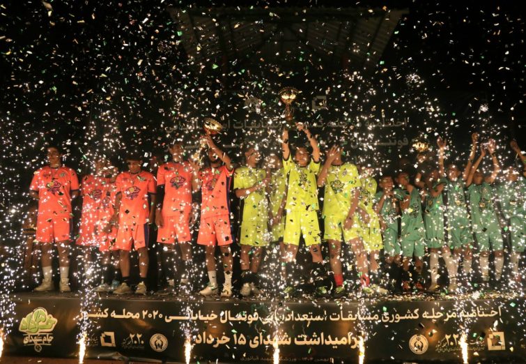گزارش تصویری از اختتامیه مرحله کشوری مسابقات استعدادیابی فوتبال خیابانی ۲۰۲۰ محله کشور گرامیداشت شهدای ۱۵ خرداد از دریچه دوربین ۹۱ ورزشی