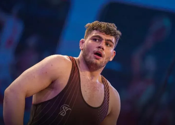 امیرحسین اسمعلی موفق شد هم در کشتی آزاد و هم فرنگی به افتخار برسد