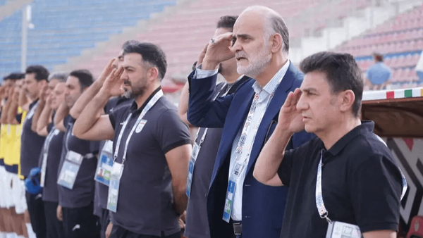 مهدی محمدنبی و هدایت ممبینی در میان منتظران ویزای آمریکا