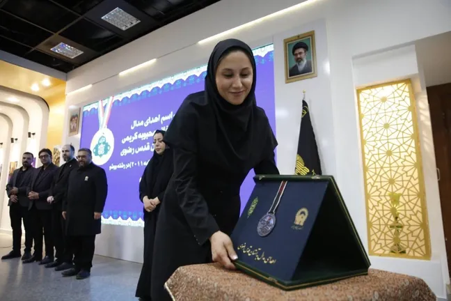 محبوبه کریمی مدال جهانی خود را به حرم امام رضا تقدیم کرد