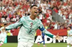 رونالدو پرتغال را به جمع ۱۶ تیم رساند