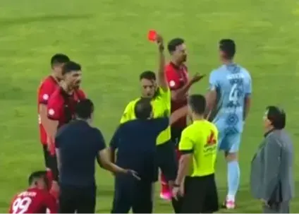 خداداد عزیزی؛ اخراج با کارت زرد دوم و ترک زودهنگام یادگار امام